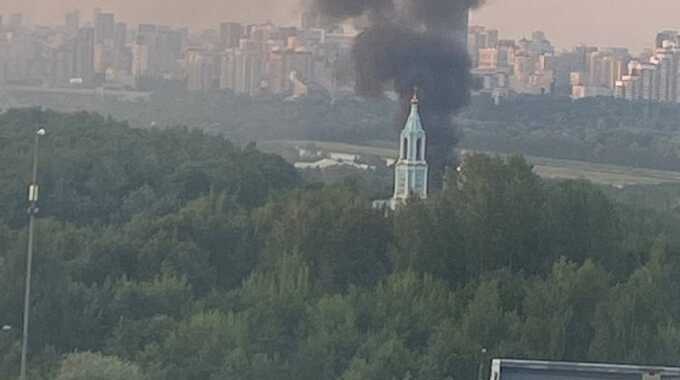 В Москве рядом с храмом возник пожар