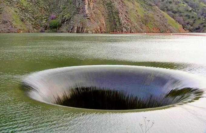 Вода у пляжа Краснослободска ушла в гигантскую воронку