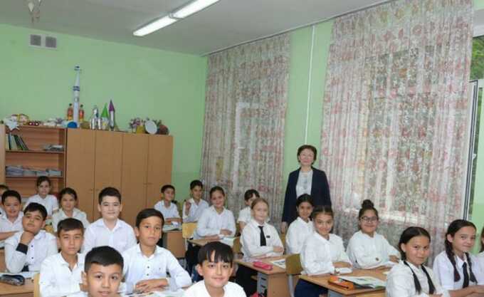В Узбекистане уволили учительницу после концерта ко Дню Победы