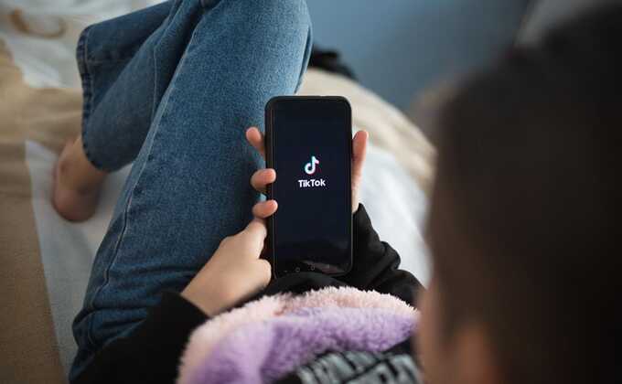 TikTok ограничил распространение видео с участием Макрона и Мерца