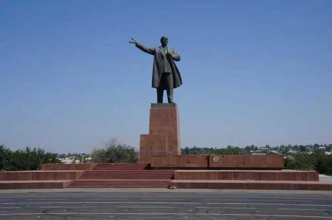 В Кыргызстане демонтировали один из самых высоких памятников Ленину