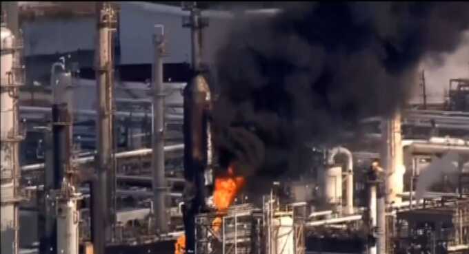 В Техасе загорелся нефтеперерабатывающий завод