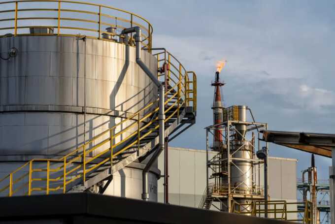 Китай наращивает запасы нефти на фоне роста напряженности на Ближнем Востоке