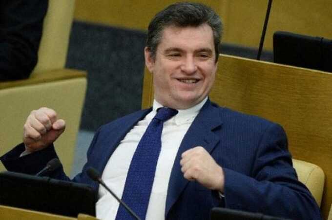 В соцсетях появилось видео, где Леонид Слуцкий спит на ПМЭФ
