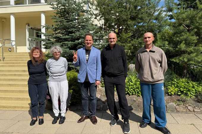 Вместе с Тихановским из белорусских тюрем освободили ещё 13 политзаключённых