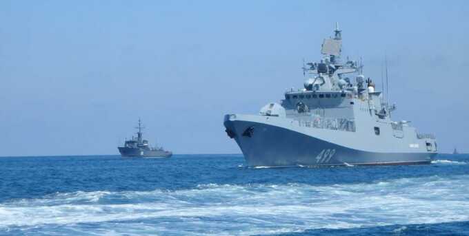 РФ начала сопровождать корабли теневого флота ВМС РФ