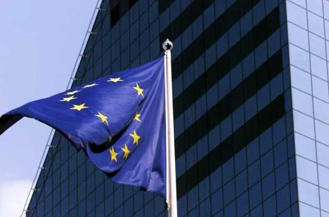 Еврокомиссар осудил Украину за введение санкций против собственных граждан