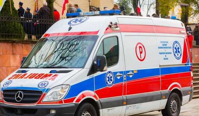 Под Варшавой пьяные полицейские врезались в забор жилого дома