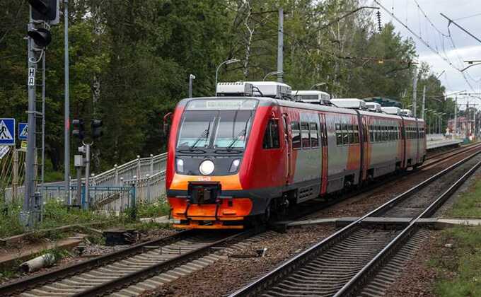 «Сапсан» из Петербурга в Москву задержался в Твери на 50 минут из-за зацепера, получившего удар током