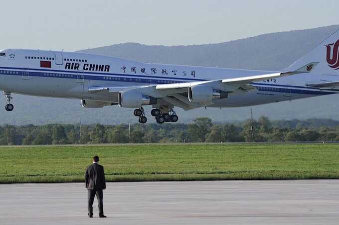 Самолет Air China совершил вынужденную посадку в Нижневартовске из-за технической неисправности